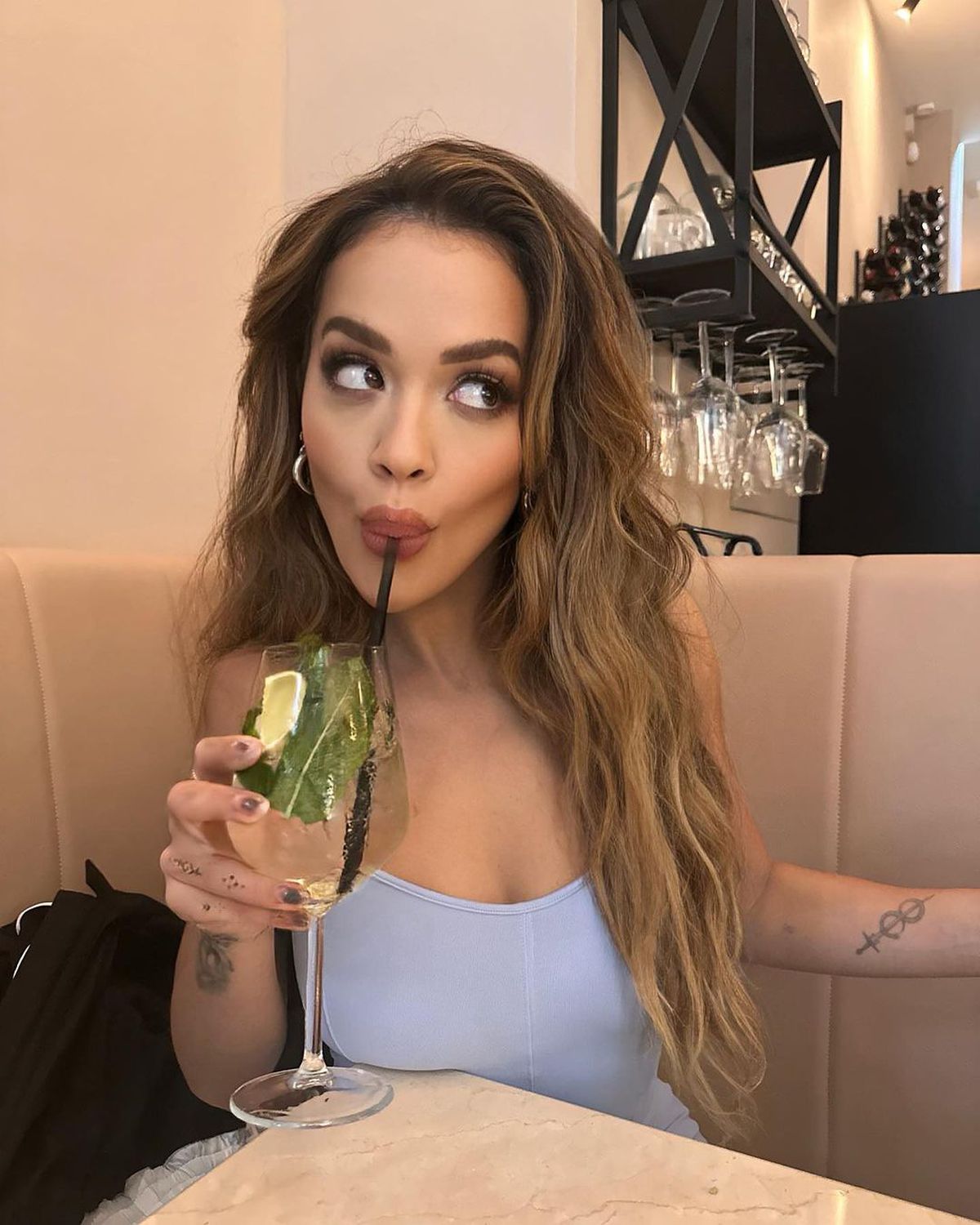 Cântăreața care promovează fotbalul în rândul femeilor, apariție îndrăzneață! Fotografii au rămas muți când artista s-a întors cu spatele