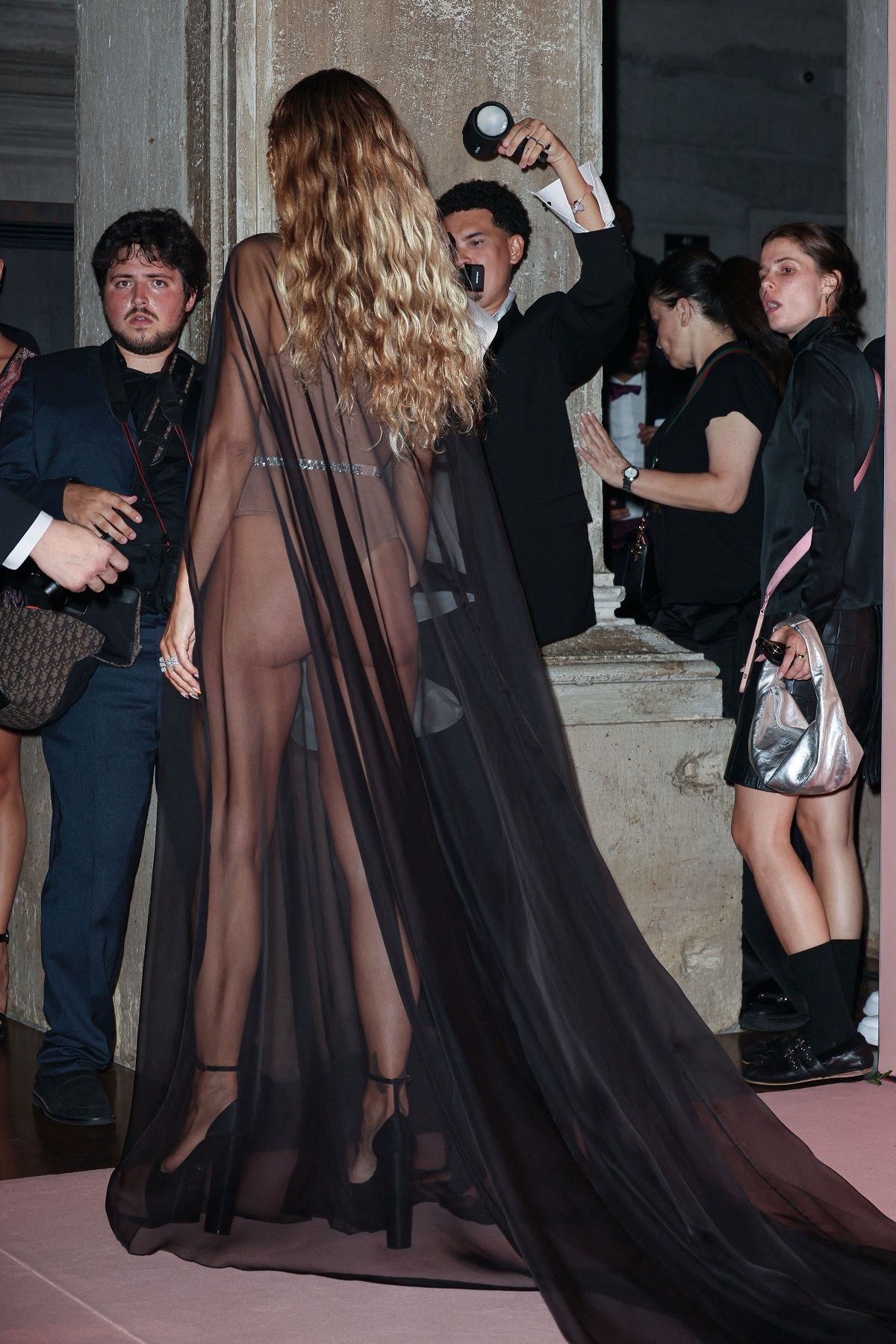 Cântăreața care promovează fotbalul în rândul femeilor, apariție îndrăzneață! Fotografii au rămas muți când artista s-a întors cu spatele