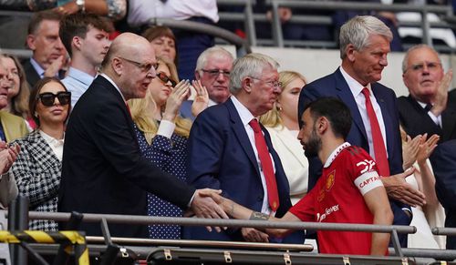 Avram Glazer, patronul lui Manchester United, alături de căpitanul Bruno Fernandes și legendarul antrenor Sir Alex Ferguson. Foto: Imago