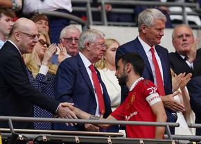 Acțiunile lui Manchester United s-au prăbușit la bursă după ce familia Glazer a decis să scoată clubul de la vânzare!