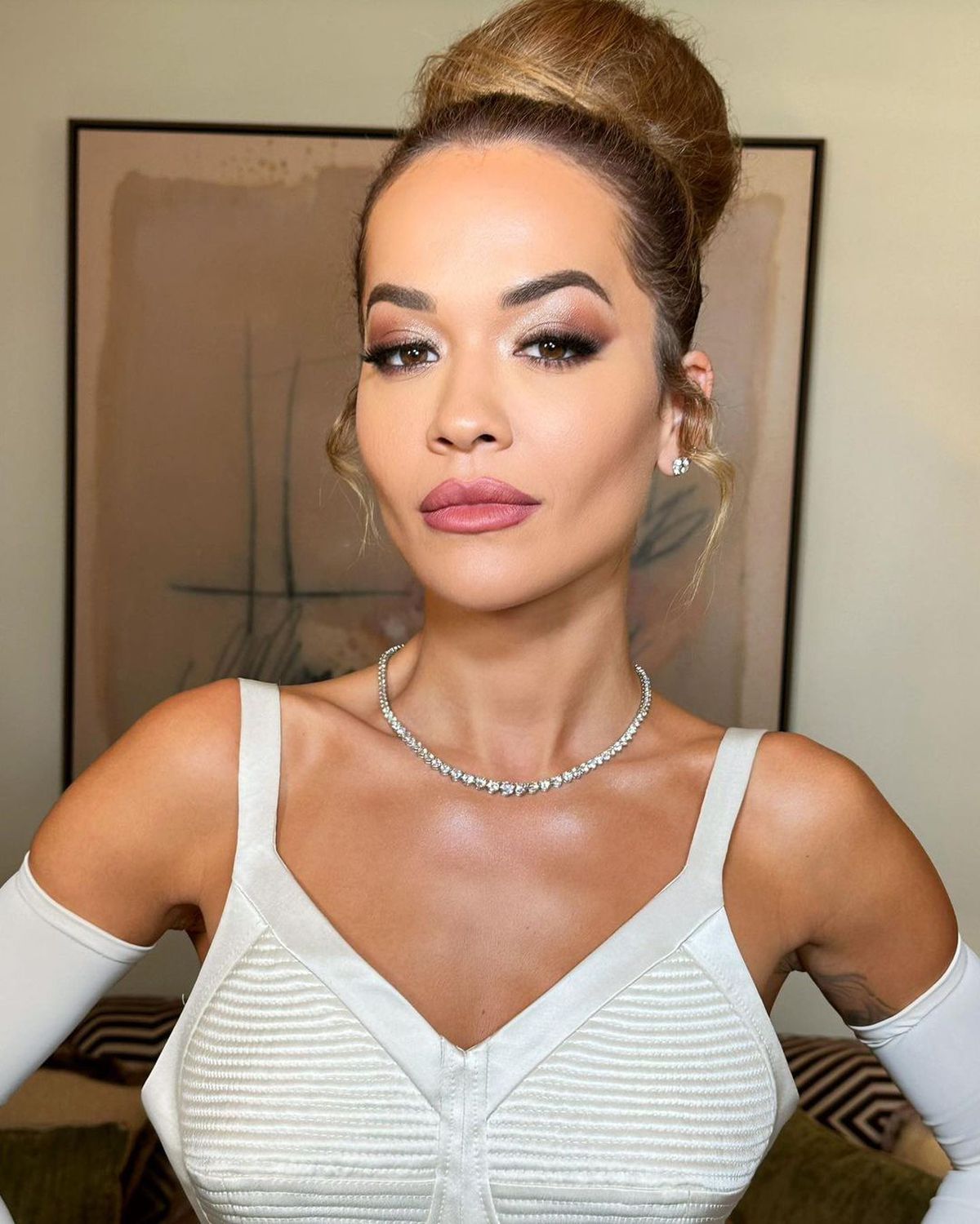 Rita Ora, cântăreața care promovează fotbalul în rândul femeilor, apariție îndrăzneață la Veneția