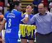 Președintele FRH Constantin Din felicitând-o pe Cristina Neagu Foto sportpictures