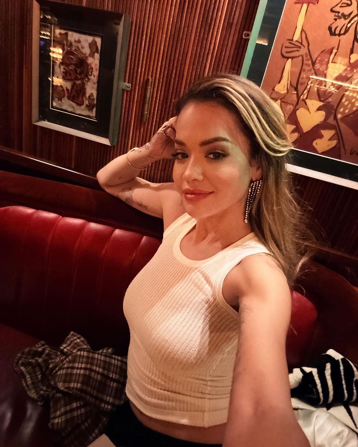 Cântăreața care promovează fotbalul în rândul femeilor, apariție îndrăzneață! Fotografii au rămas muți când artista s-a întors cu spatele