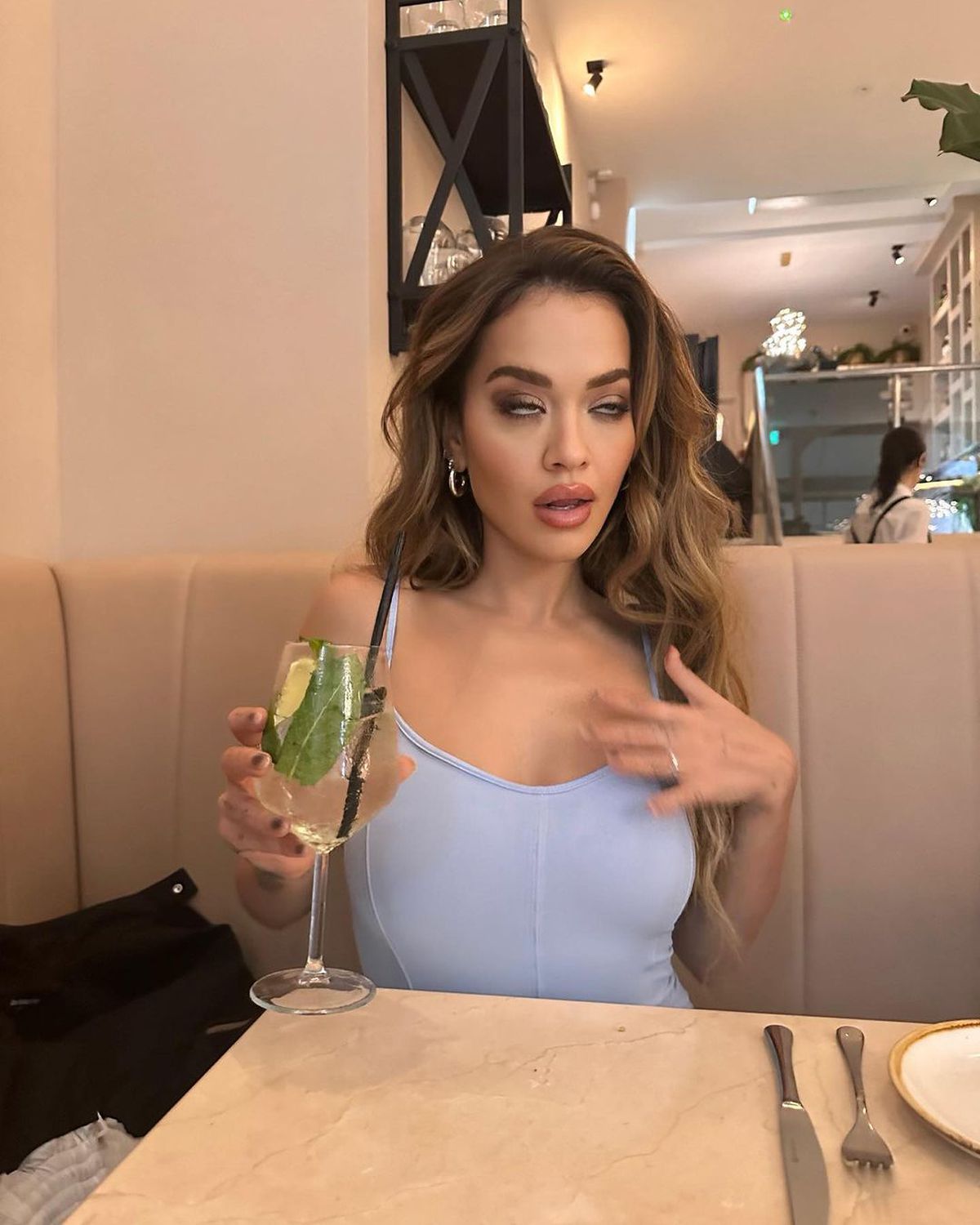 Cântăreața care promovează fotbalul în rândul femeilor, apariție îndrăzneață! Fotografii au rămas muți când artista s-a întors cu spatele