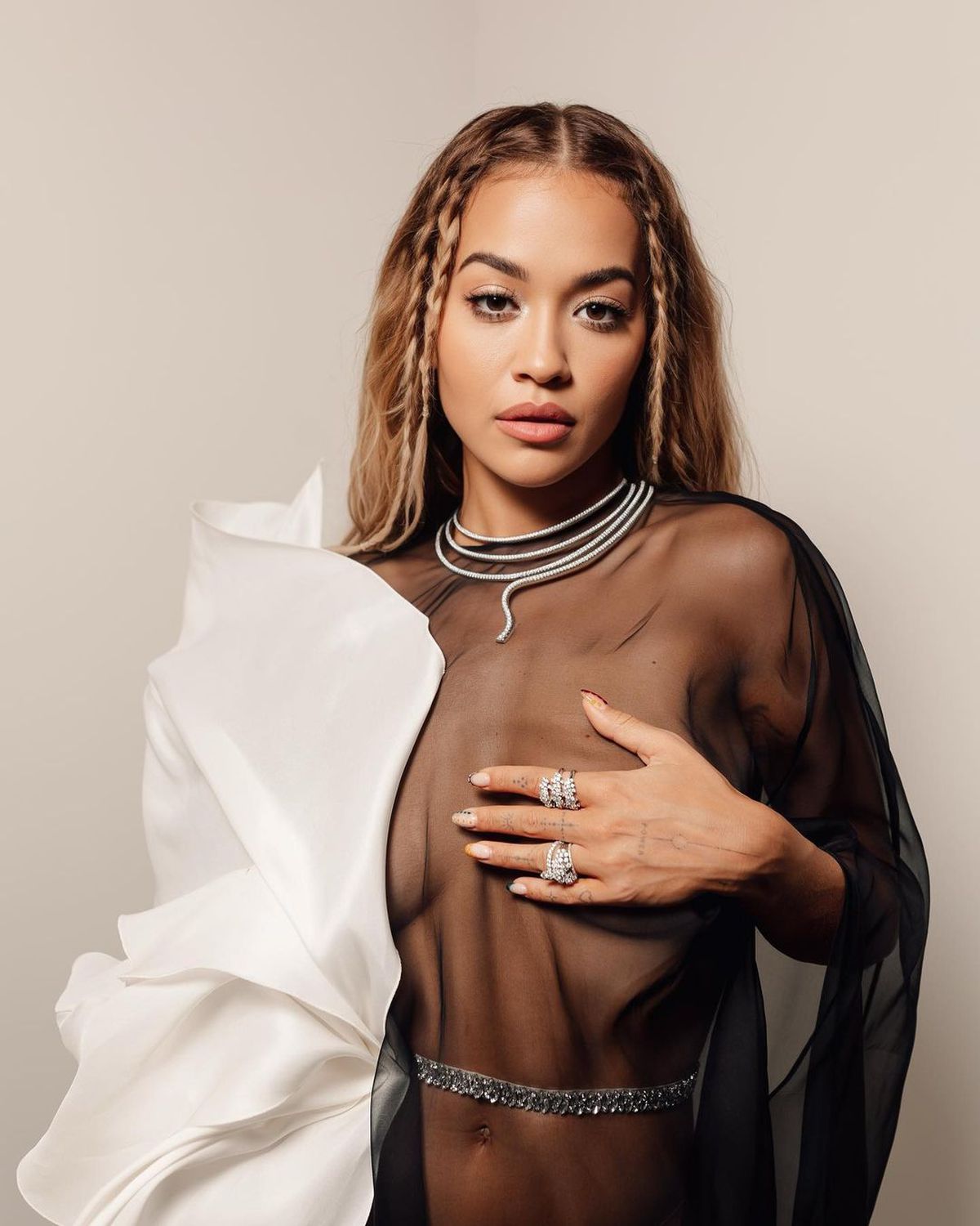 Rita Ora, cântăreața care promovează fotbalul în rândul femeilor, apariție îndrăzneață la Veneția