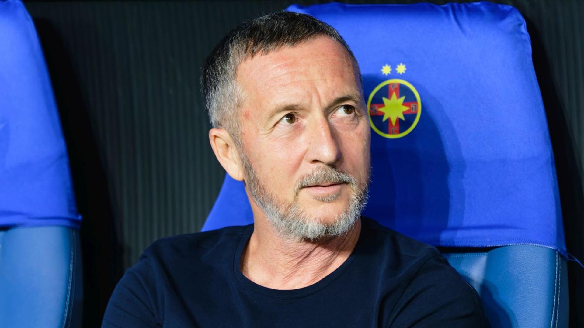 Mihai Stoica discutând strategia de rotație echipă înaintea barajului FCSB Botoșani, într-o conferință de presă oficială. | sursa foto: Gazeta Sporturilor