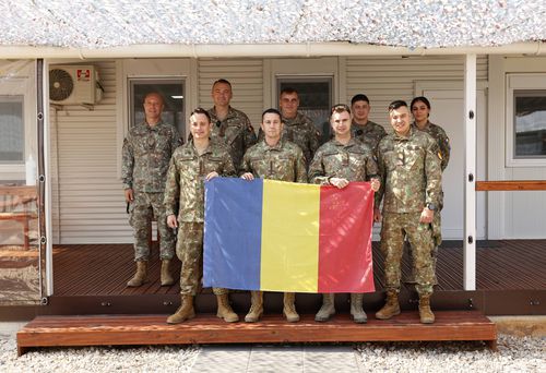 Militarii români din Kosovo sunt alături de tricolori