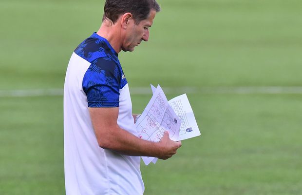 Avem schemele kosovarilor! » Gazeta a fotografiat foile de lucru ale selecționerului Franco Foda + de ce n-a acceptat Lucescu să vorbească decât în română