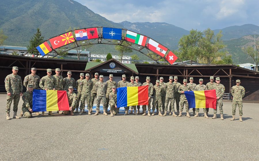 Gazeta i-a vizitat pe militarii români în baza NATO din Pristina, înainte de Kosovo - România: „Lucescu trebuia să vină mai demult”