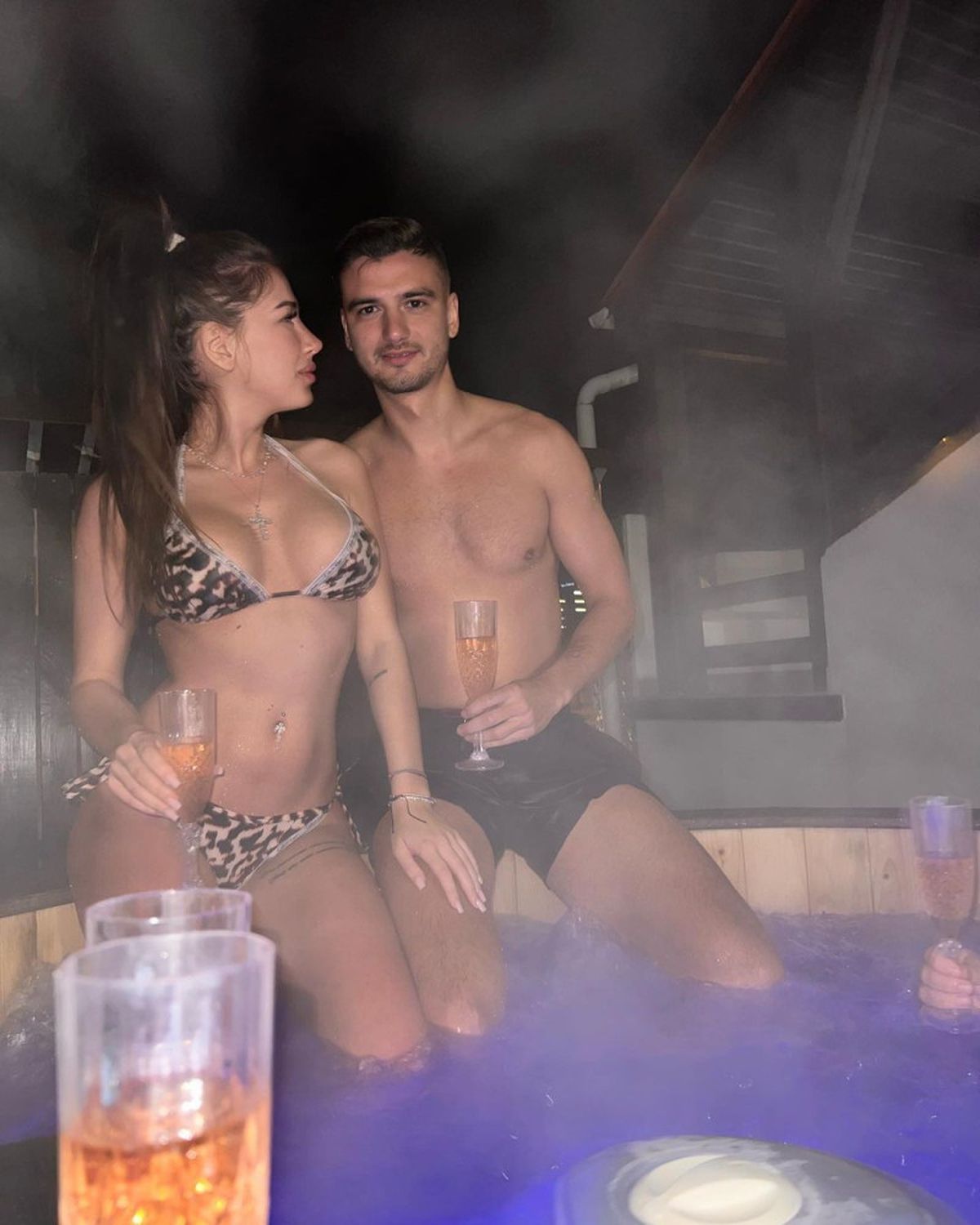 Jucătorul lui Hagi, marcaj strâns la iubită: ținuta mulată l-a dat pe spate