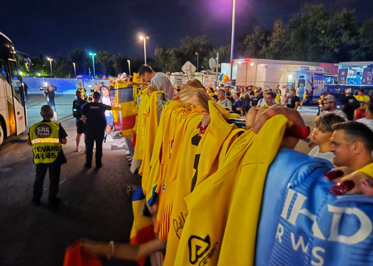 Scene penibile: generația de suflet, ascunsă de copii prin garduri de doi metri! Ce nu s-a văzut la TV, după umilința din România - Canada