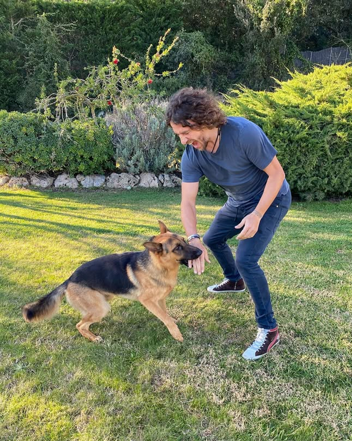 Incredibila transformare a lui Carles Puyol » S-a retras în munți, are o companie bazată pe realitatea virtuală și s-a apucat de acroyoga: „Nu faceți așa ceva acasă!”