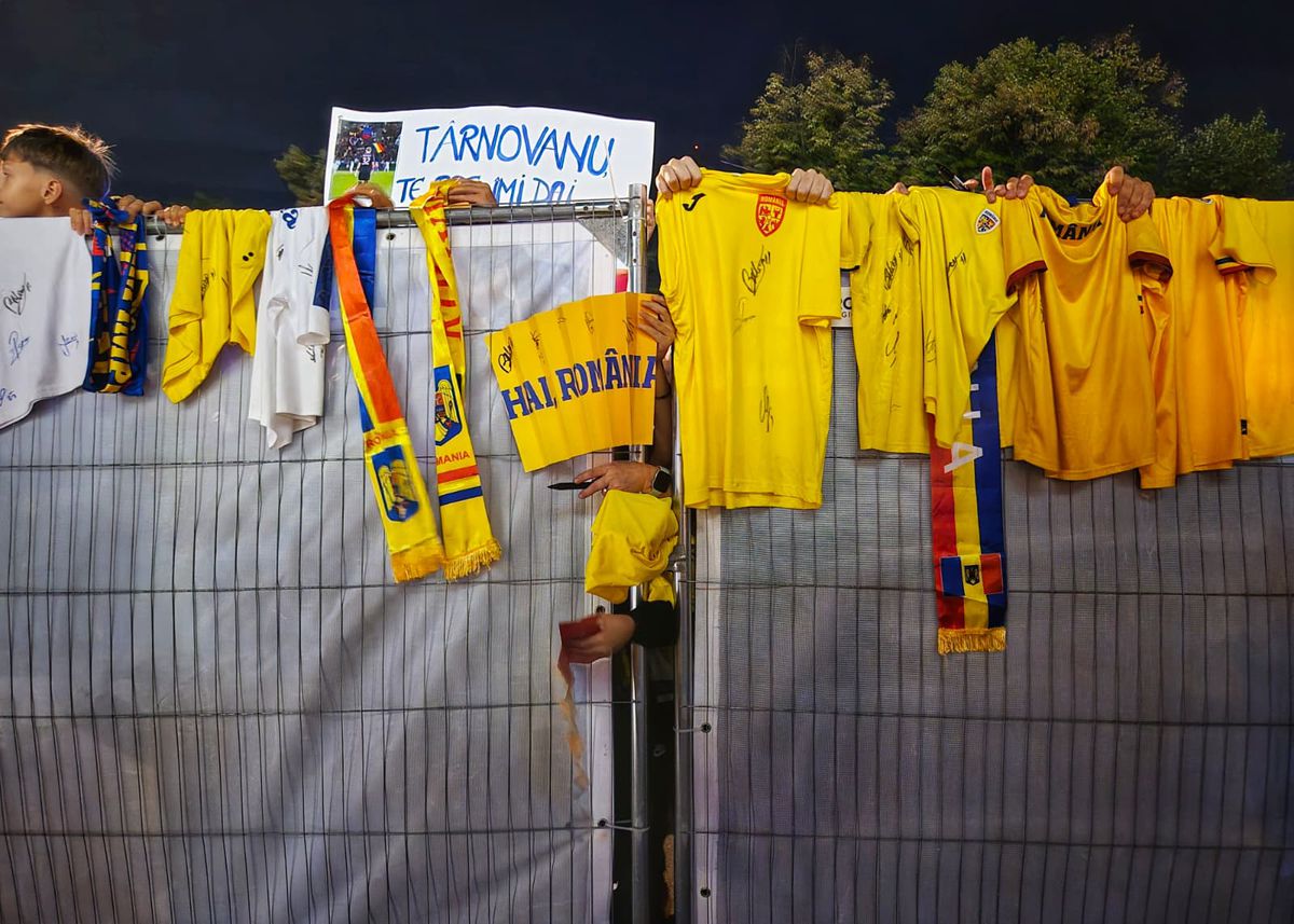 Scene penibile: generația de suflet, ascunsă de copii prin garduri de doi metri! Ce nu s-a văzut la TV, după umilința din România - Canada