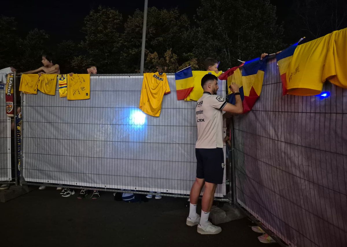 Scene penibile: generația de suflet, ascunsă de copii prin garduri de doi metri! Ce nu s-a văzut la TV, după umilința din România - Canada