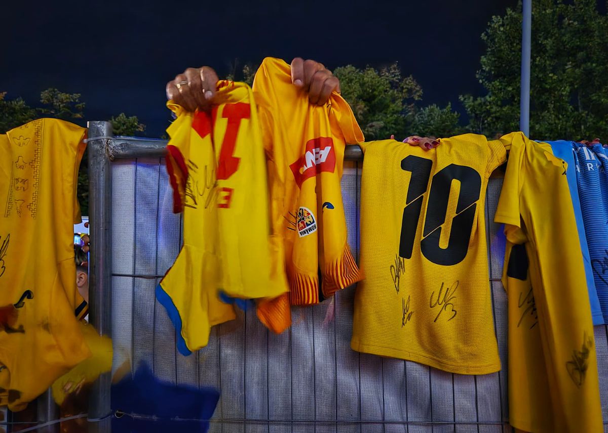 Scene penibile: generația de suflet, ascunsă de copii prin garduri de doi metri! Ce nu s-a văzut la TV, după umilința din România - Canada