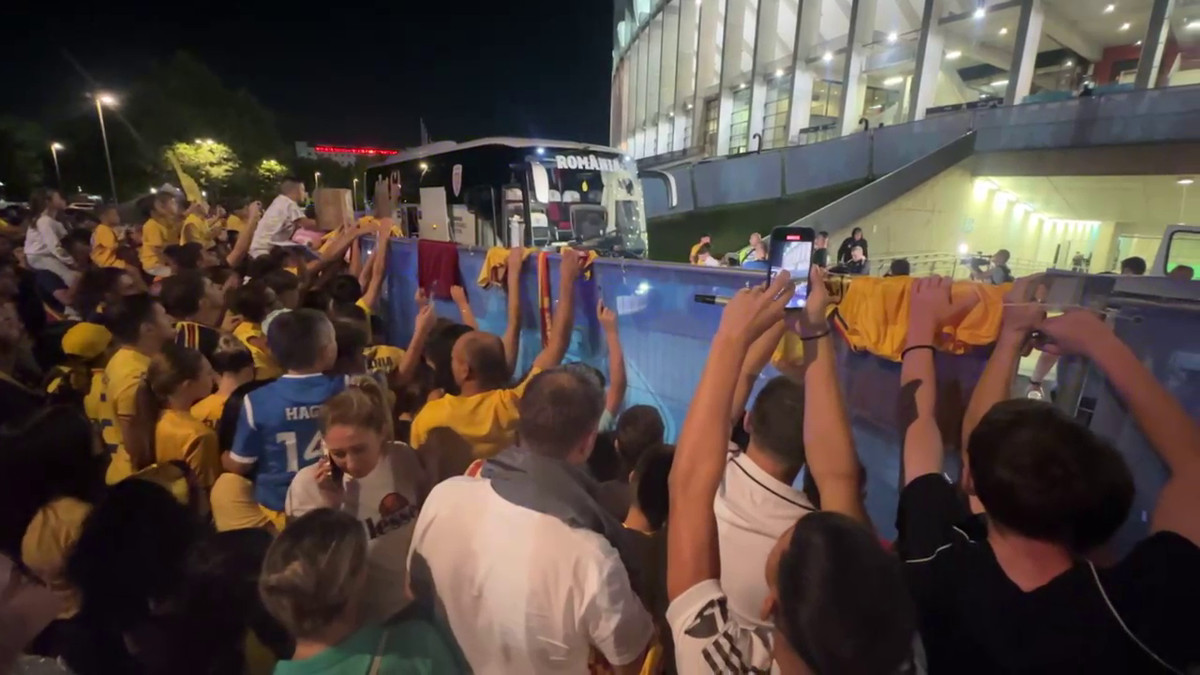 Scene penibile: generația de suflet, ascunsă de copii prin garduri de doi metri! Ce nu s-a văzut la TV, după umilința din România - Canada