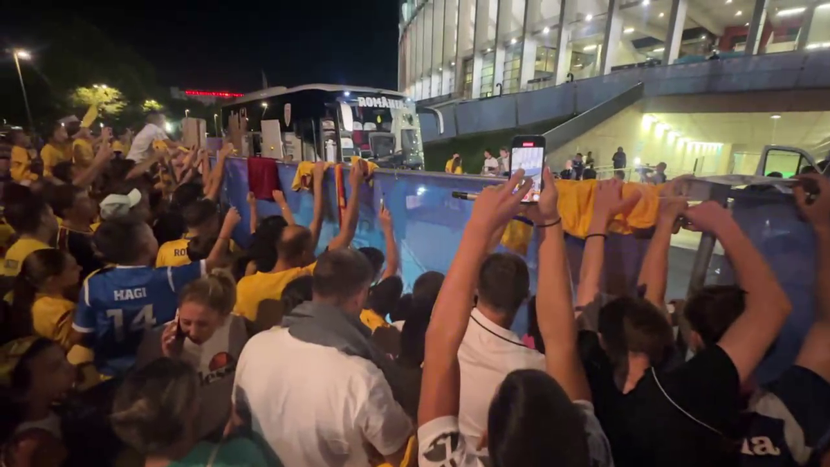 Scene penibile: generația de suflet, ascunsă de copii prin garduri de doi metri! Ce nu s-a văzut la TV, după umilința din România - Canada