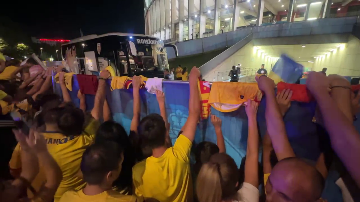 Scene penibile: generația de suflet, ascunsă de copii prin garduri de doi metri! Ce nu s-a văzut la TV, după umilința din România - Canada