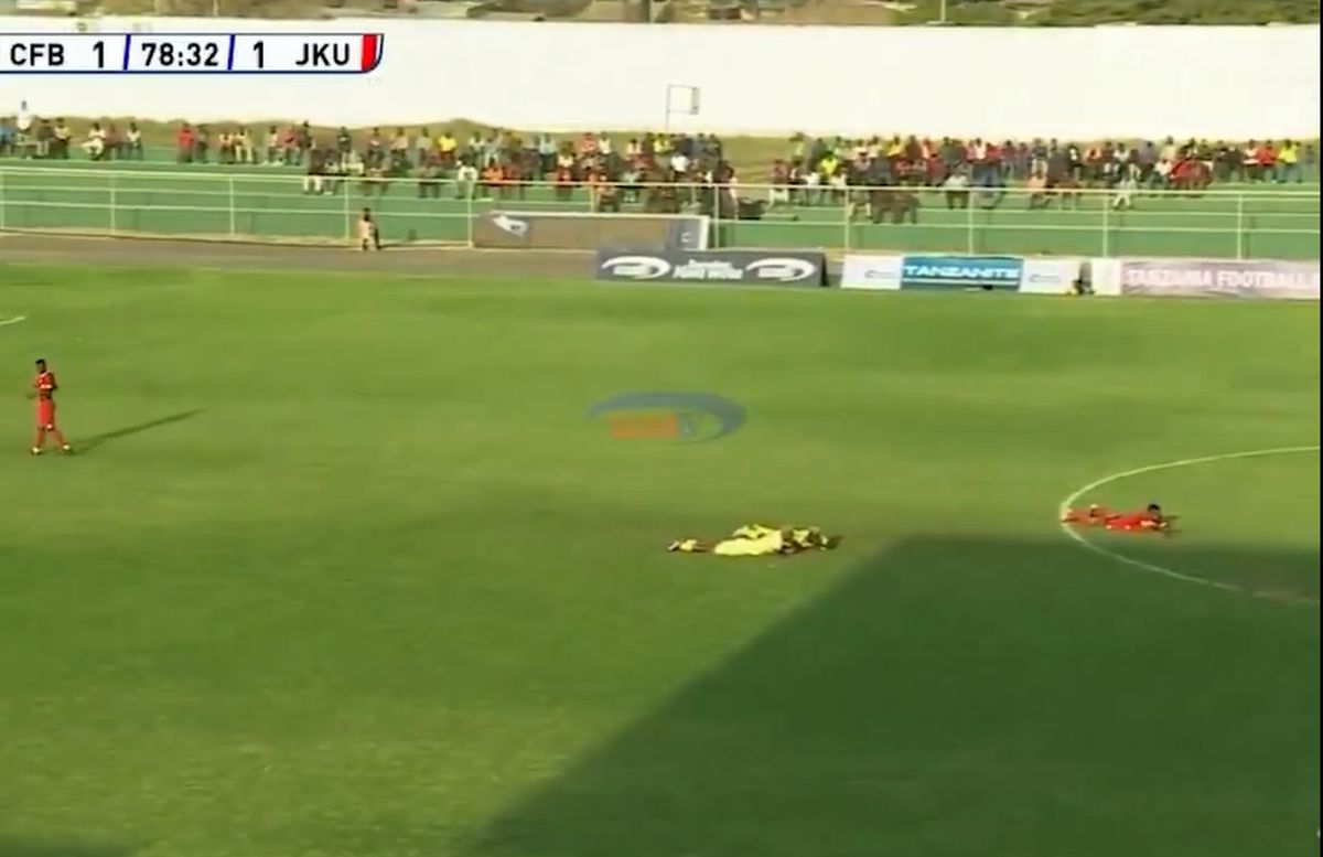 Jucătorii, arbitrul și cameramanii s-au aruncat la pământ pentru a evita pericolul!