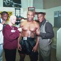 Mike Tyson se poza cu Floyd Mayweather junior în 2002 / FOTO: Imago