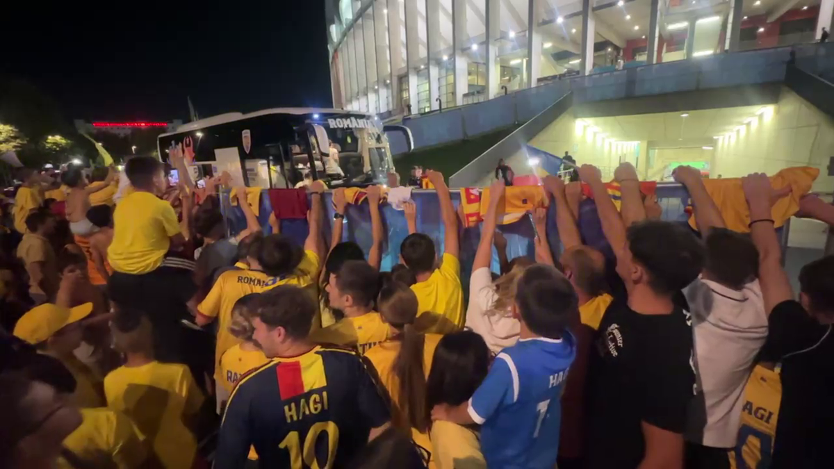 Scene penibile: generația de suflet, ascunsă de copii prin garduri de doi metri! Ce nu s-a văzut la TV, după umilința din România - Canada