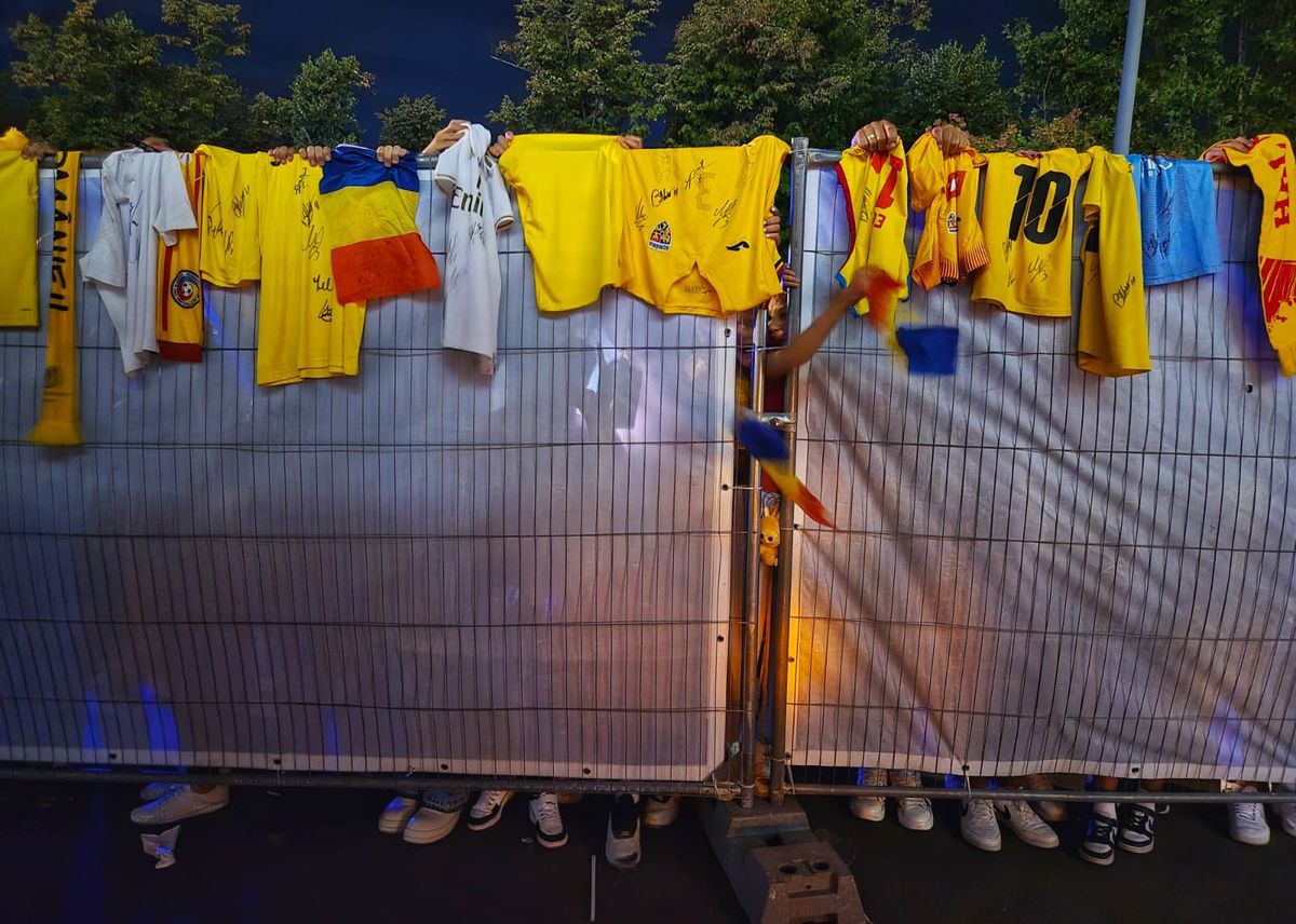 Scene penibile: generația de suflet, ascunsă de copii prin garduri de doi metri! Ce nu s-a văzut la TV, după umilința din România - Canada