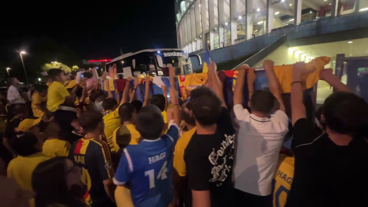 Scene penibile: generația de suflet, ascunsă de copii prin garduri de doi metri! Ce nu s-a văzut la TV, după umilința din România - Canada