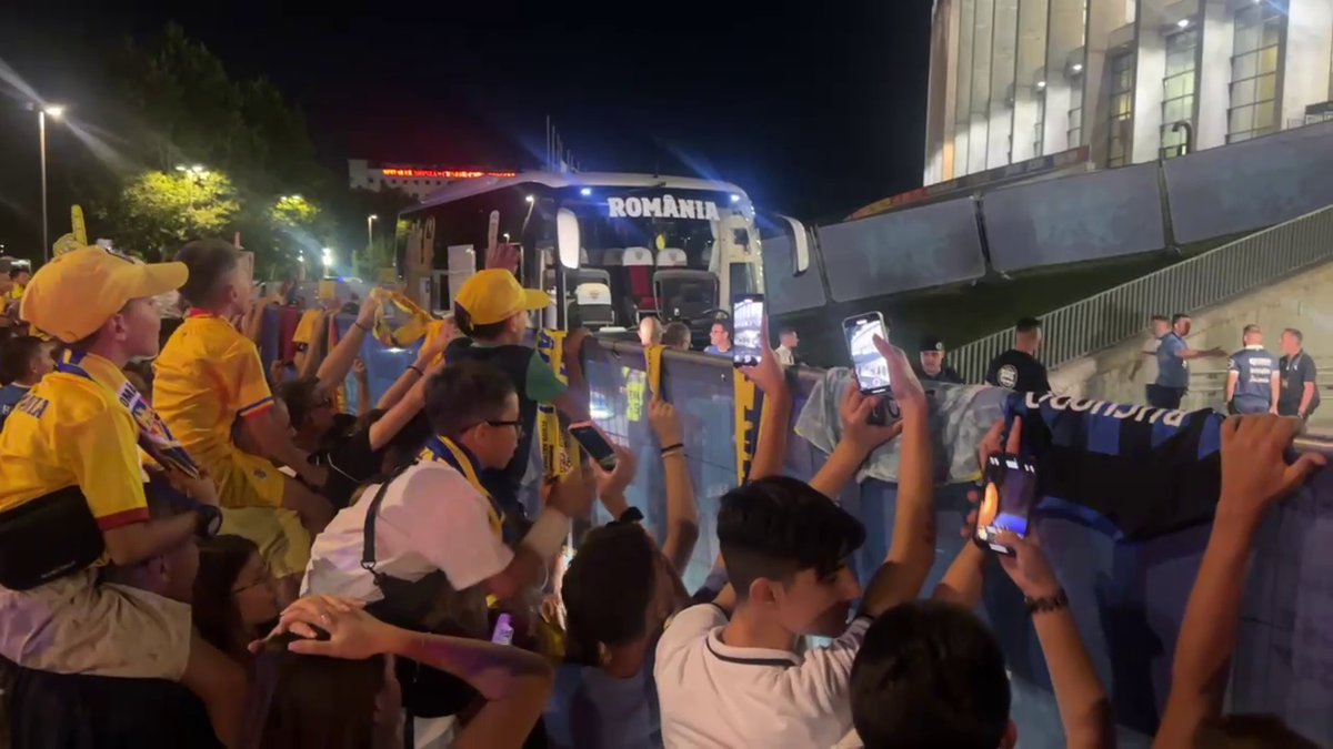 Scene penibile: generația de suflet, ascunsă de copii prin garduri de doi metri! Ce nu s-a văzut la TV, după umilința din România - Canada