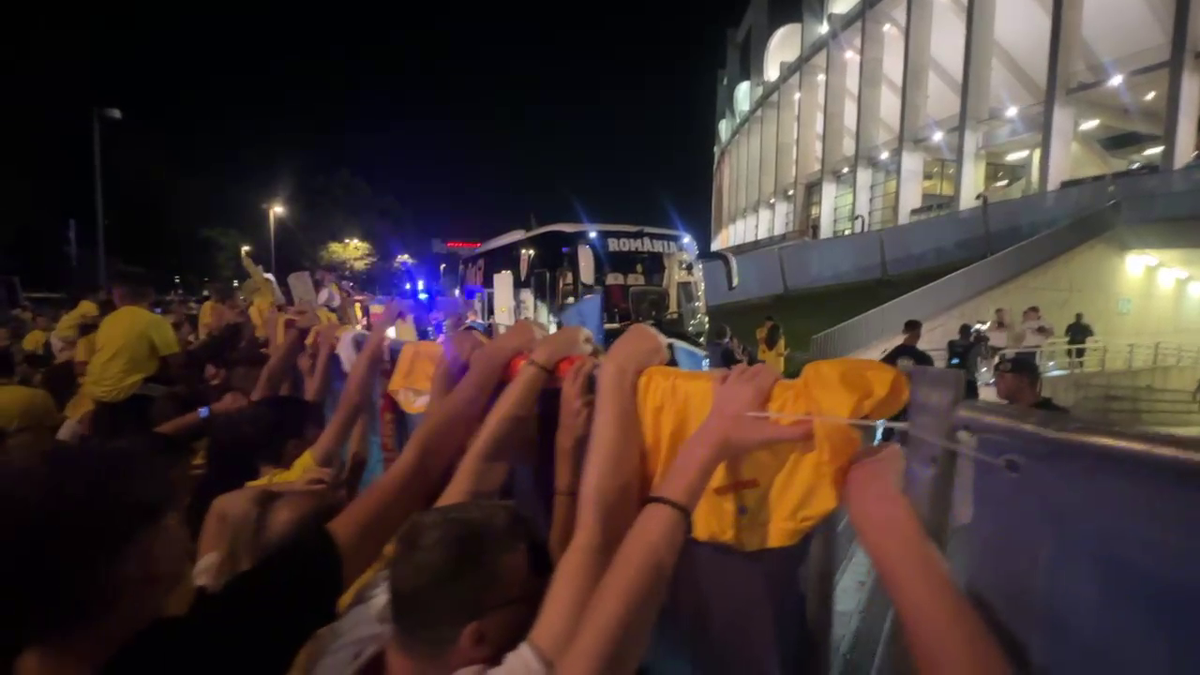 Scene penibile: generația de suflet, ascunsă de copii prin garduri de doi metri! Ce nu s-a văzut la TV, după umilința din România - Canada