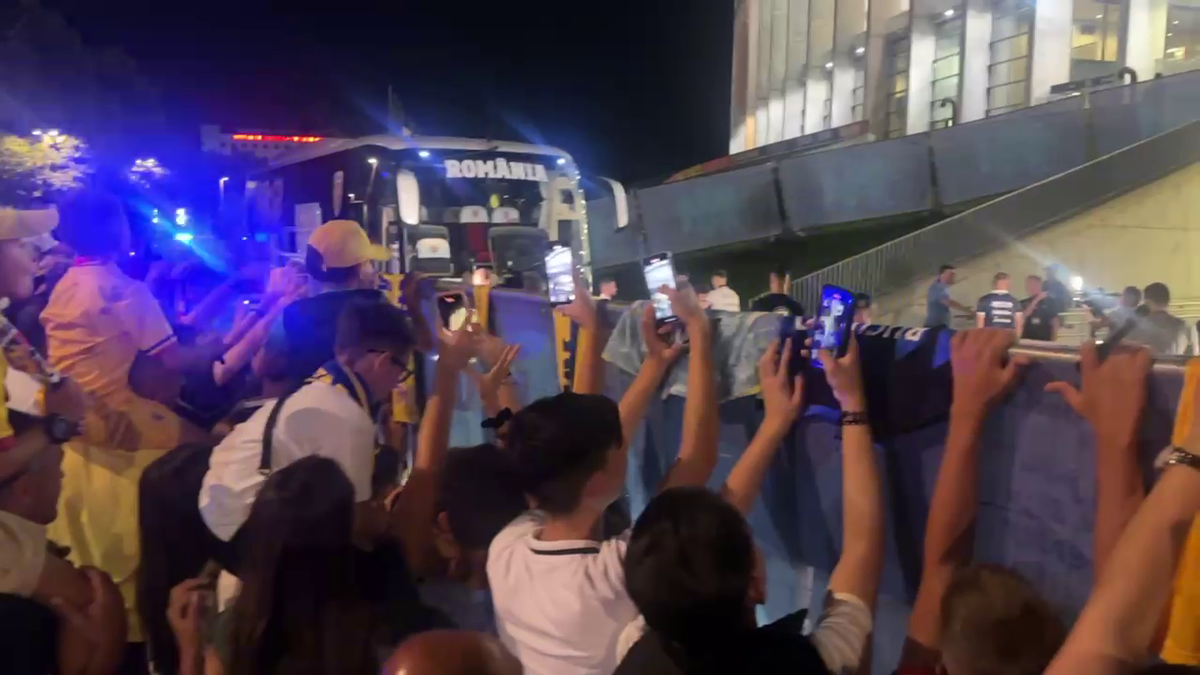 Scene penibile: generația de suflet, ascunsă de copii prin garduri de doi metri! Ce nu s-a văzut la TV, după umilința din România - Canada