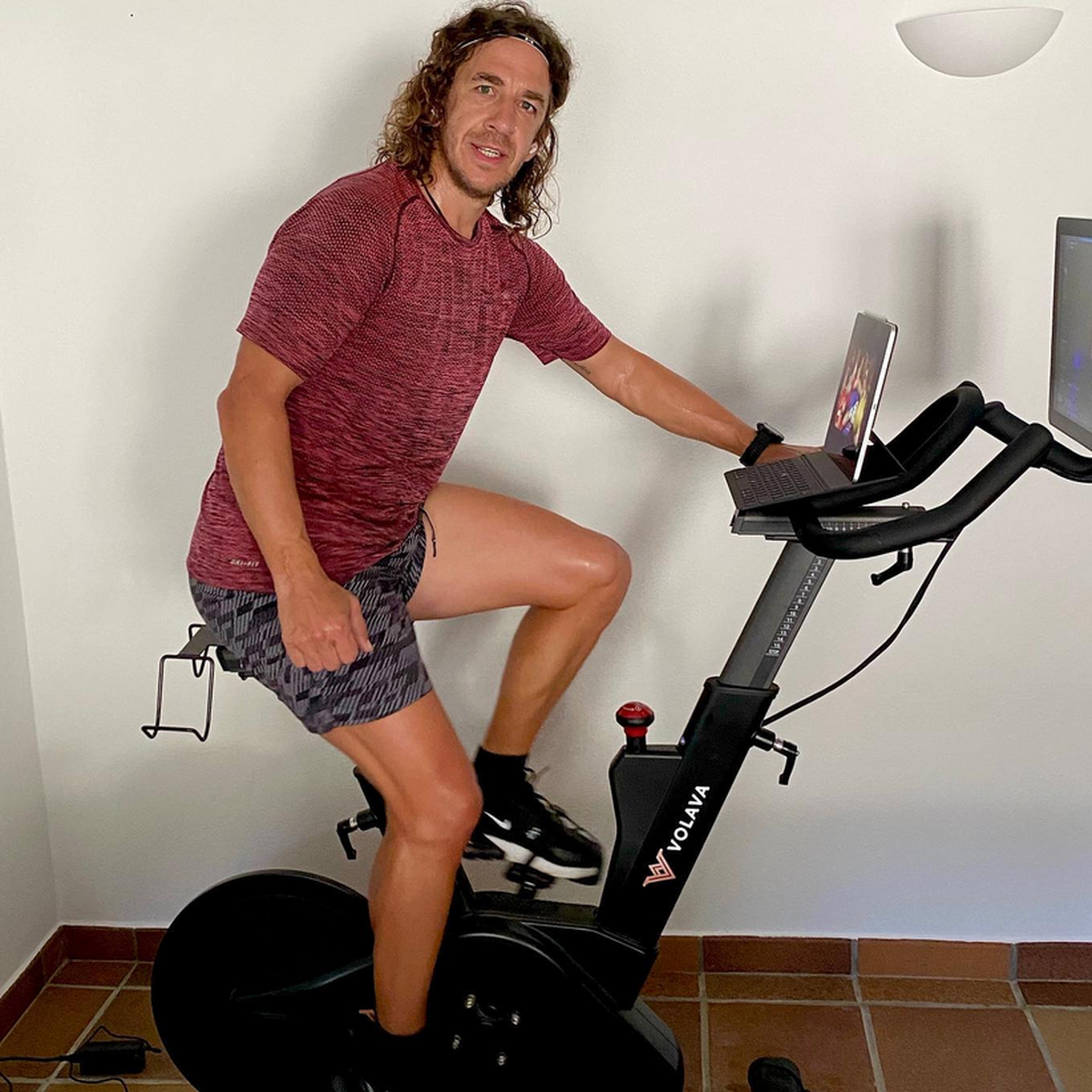 Incredibila transformare a lui Carles Puyol » S-a retras în munți, are o companie bazată pe realitatea virtuală și s-a apucat de acroyoga: „Nu faceți așa ceva acasă!”