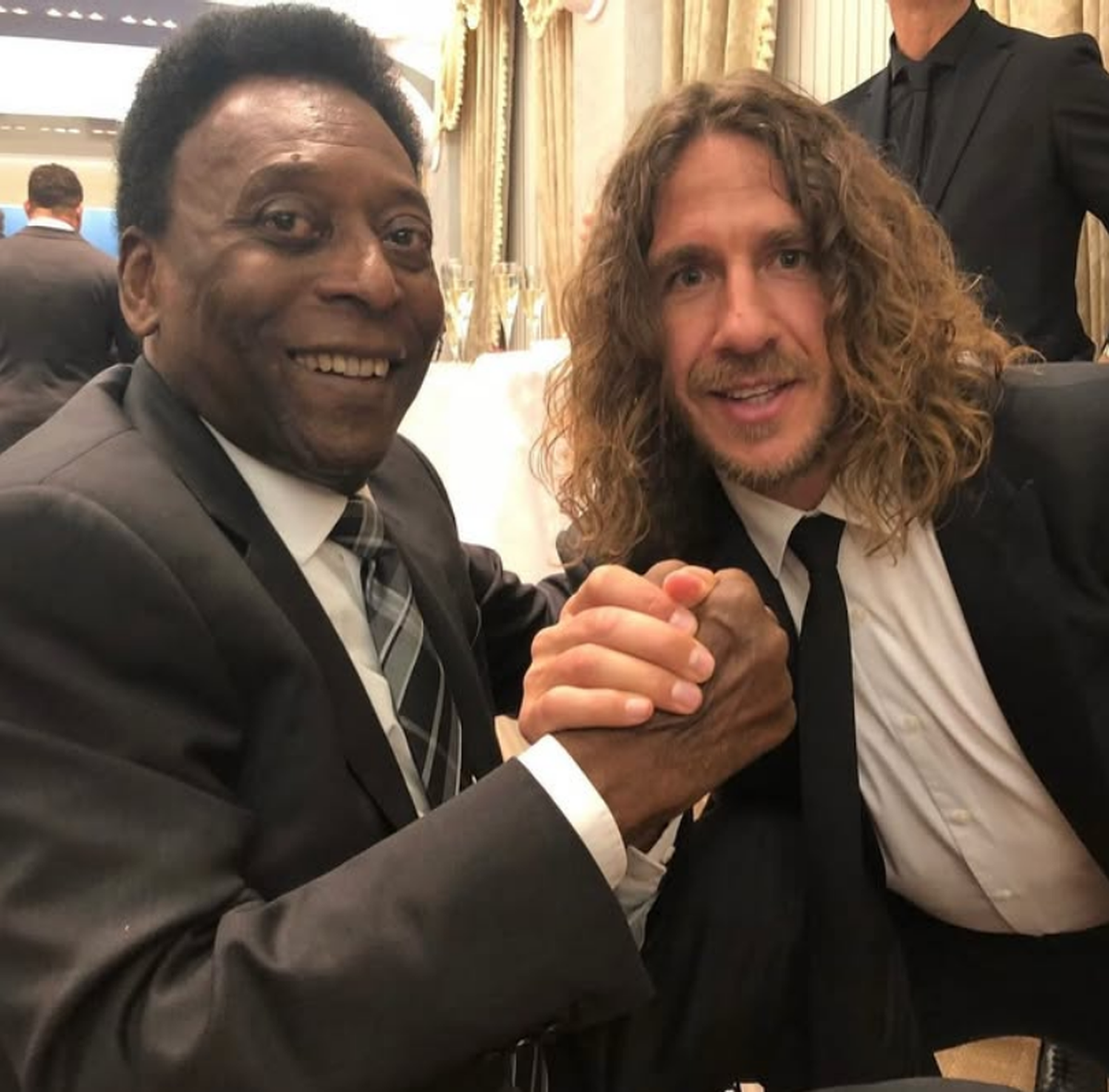 Incredibila transformare a lui Carles Puyol » S-a retras în munți, are o companie bazată pe realitatea virtuală și s-a apucat de acroyoga: „Nu faceți așa ceva acasă!”