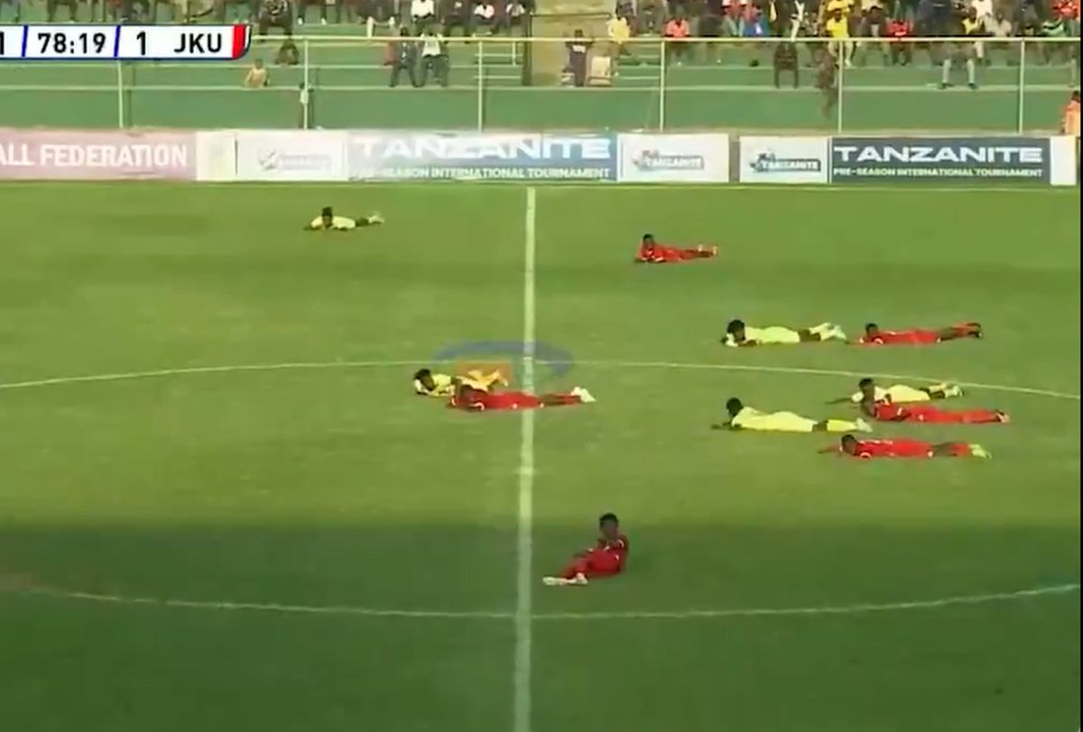 Jucătorii, arbitrul și cameramanii s-au aruncat la pământ pentru a evita pericolul!