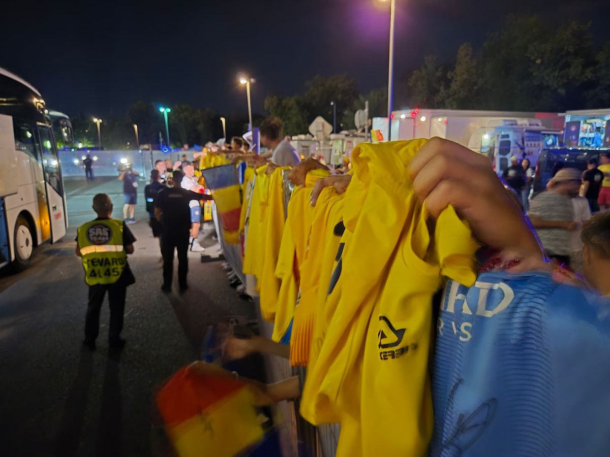 Scene penibile: generația de suflet, ascunsă de copii prin garduri de doi metri! Ce nu s-a văzut la TV, după umilința din România - Canada