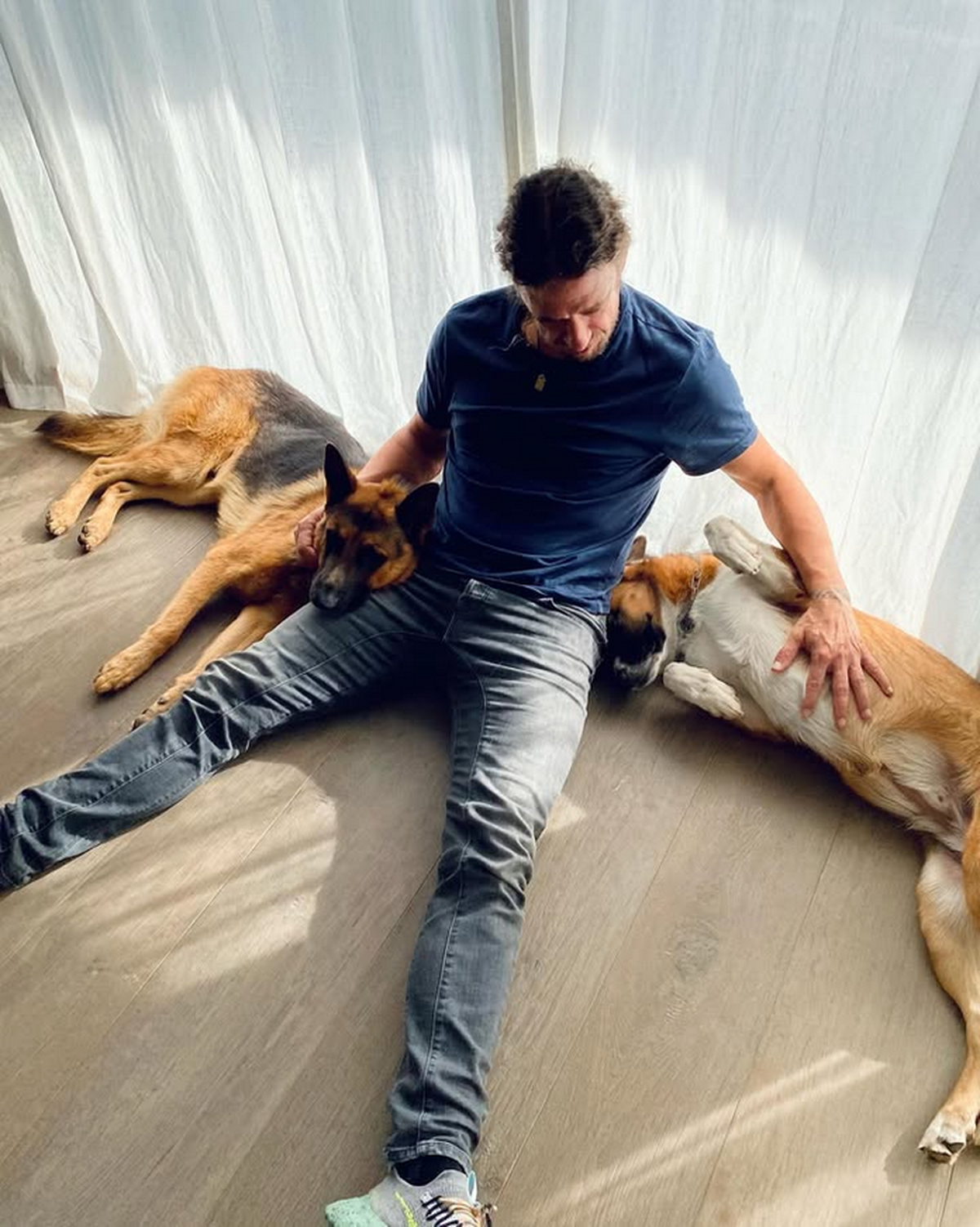 Incredibila transformare a lui Carles Puyol » S-a retras în munți, are o companie bazată pe realitatea virtuală și s-a apucat de acroyoga: „Nu faceți așa ceva acasă!”