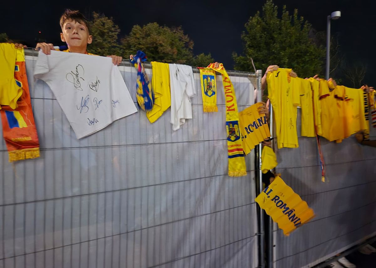 Scene penibile: generația de suflet, ascunsă de copii prin garduri de doi metri! Ce nu s-a văzut la TV, după umilința din România - Canada