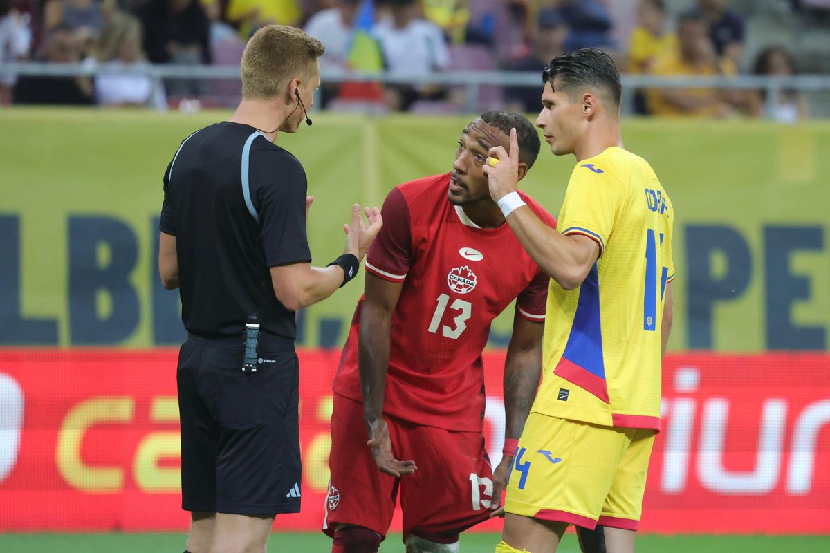 Băgat în ședință de Mircea Lucescu la marginea terenului » Selecționerul, exasperat de faza din minutul 69