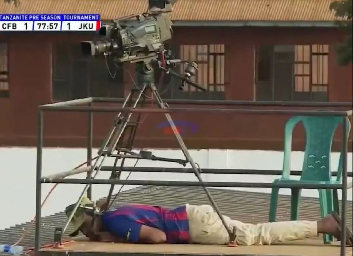 Jucătorii, arbitrul și cameramanii s-au aruncat la pământ pentru a evita pericolul!