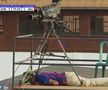 Jucătorii, arbitrul și cameramanii s-au aruncat la pământ pentru a evita pericolul!