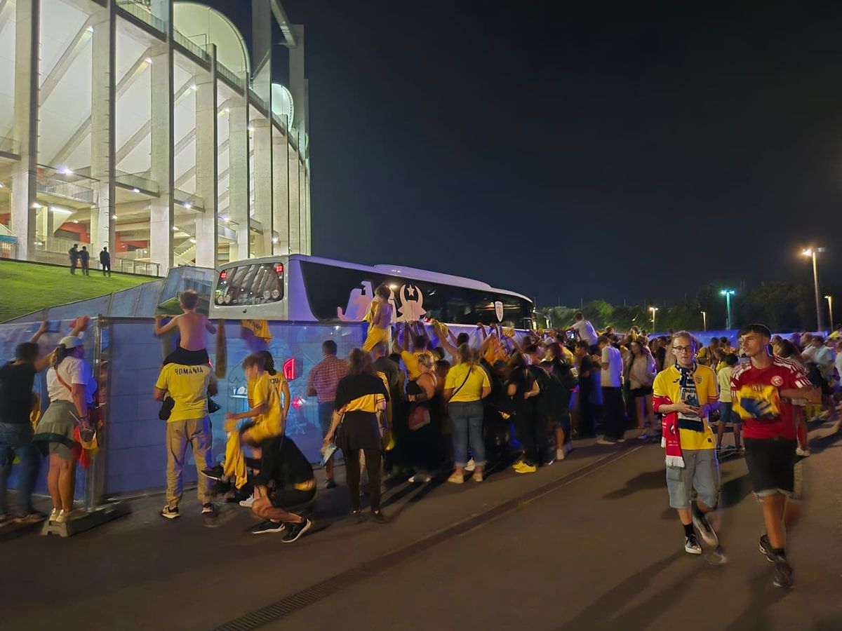 Scene penibile: generația de suflet, ascunsă de copii prin garduri de doi metri! Ce nu s-a văzut la TV, după umilința din România - Canada