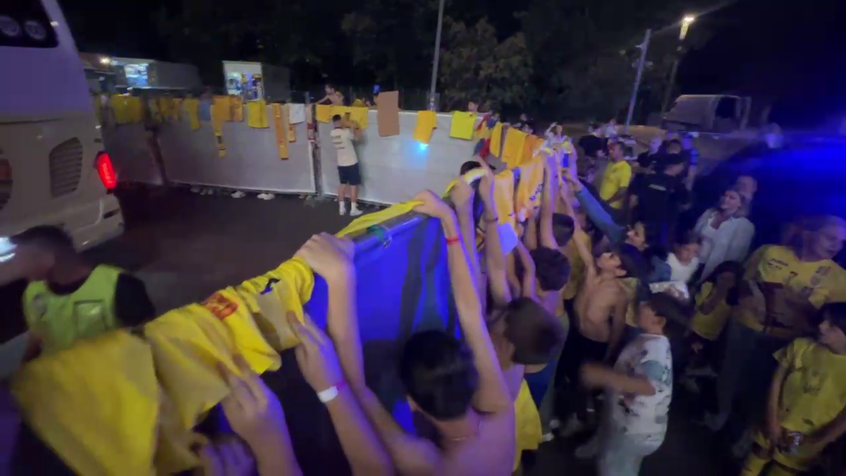 Scene penibile: generația de suflet, ascunsă de copii prin garduri de doi metri! Ce nu s-a văzut la TV, după umilința din România - Canada