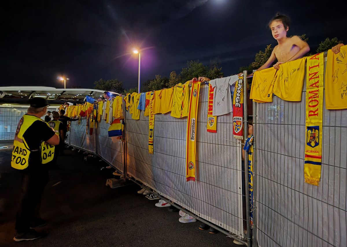 Scene penibile: generația de suflet, ascunsă de copii prin garduri de doi metri! Ce nu s-a văzut la TV, după umilința din România - Canada