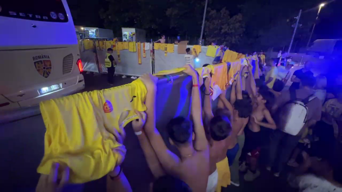 Scene penibile: generația de suflet, ascunsă de copii prin garduri de doi metri! Ce nu s-a văzut la TV, după umilința din România - Canada