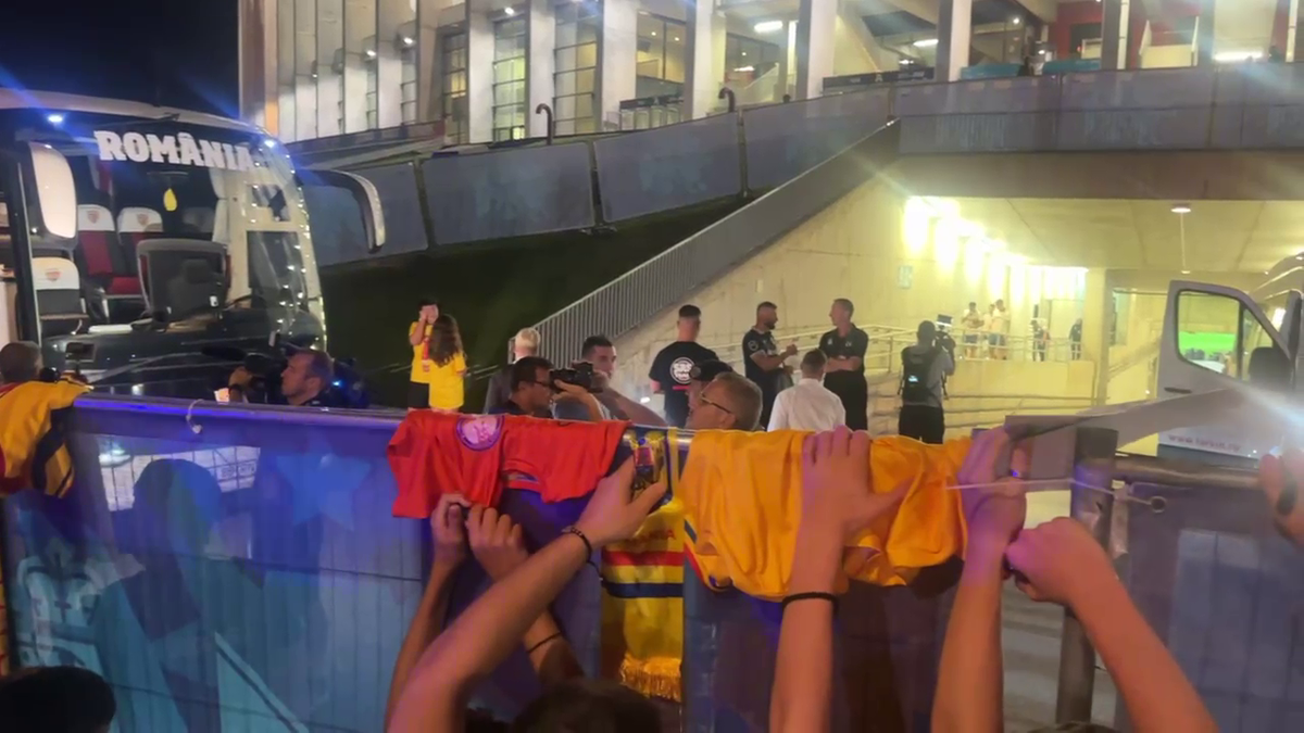 Scene penibile: generația de suflet, ascunsă de copii prin garduri de doi metri! Ce nu s-a văzut la TV, după umilința din România - Canada