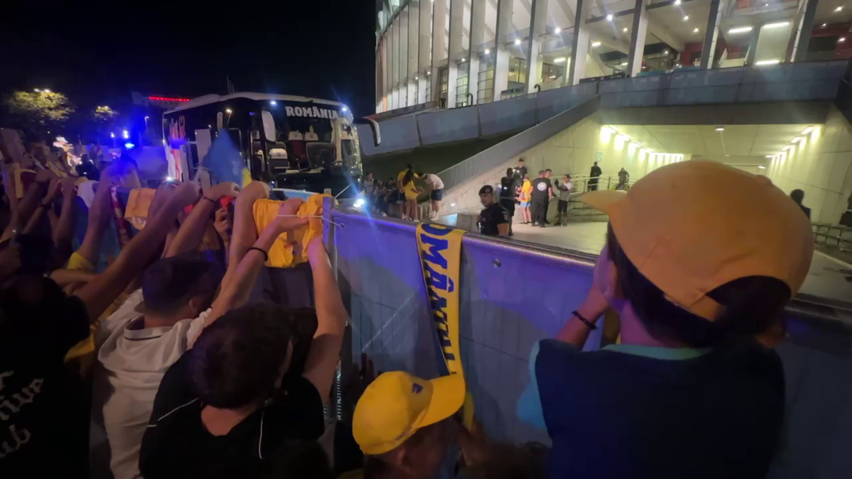 Scene penibile: generația de suflet, ascunsă de copii prin garduri de doi metri! Ce nu s-a văzut la TV, după umilința din România - Canada