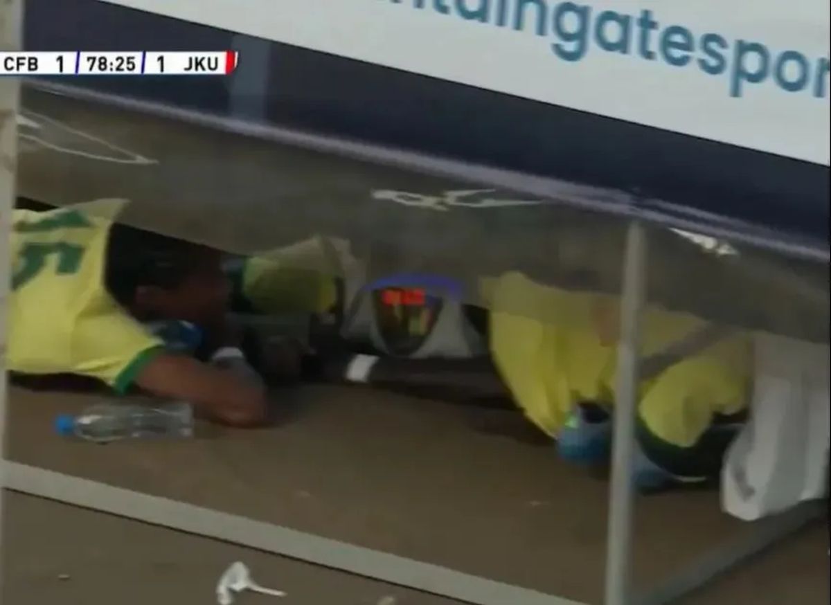 Jucătorii, arbitrul și cameramanii s-au aruncat la pământ pentru a evita pericolul!