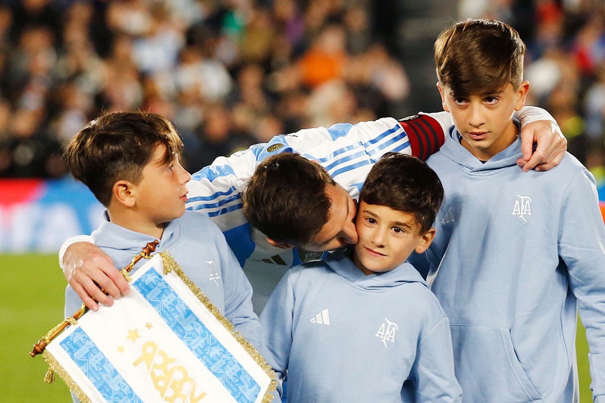 Imagini magnifice » Lionel Messi a jucat ultimul meci acasă, în Argentina! A avut copiii alături și a plâns în fața unui stadion care îi striga numele