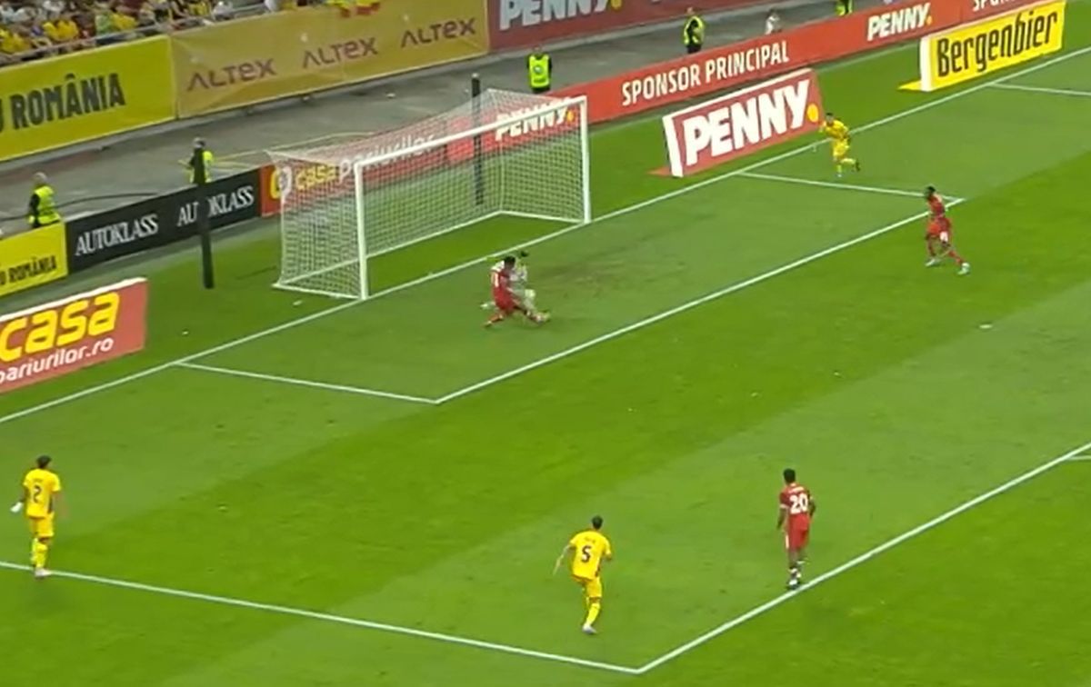 Ce prostie a făcut Moldovan în România - Canada! Reacția lui Lucescu, după gafa monumentală