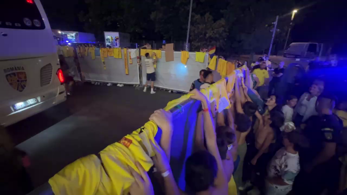 Scene penibile: generația de suflet, ascunsă de copii prin garduri de doi metri! Ce nu s-a văzut la TV, după umilința din România - Canada