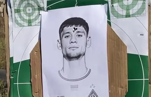 Macabru! Ultrașii radicali ai lui Dinamo Kiev trag la poligon în imaginea lui Vladislav Blănuță